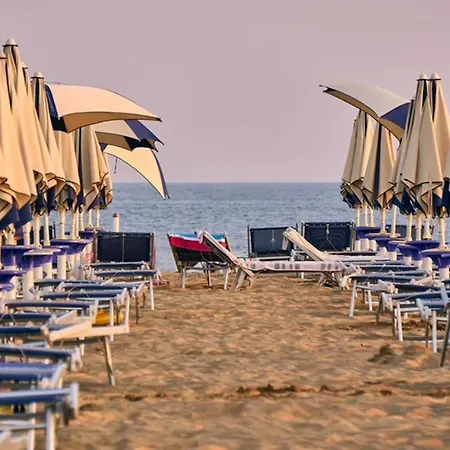 Beachfront 50m From The Sea With Balcony Lägenhet Bibione